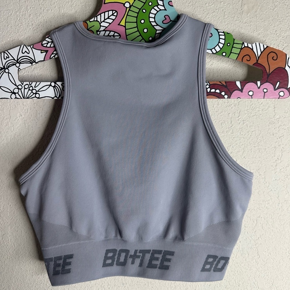 Bo + Tee Seamless Racerback Crop Top in Silver size small NWT - Picture 3 of 5